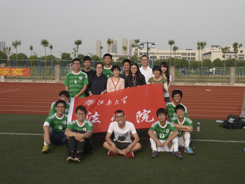 青春飞扬，球场争雄——法学院参加校男子足球赛
