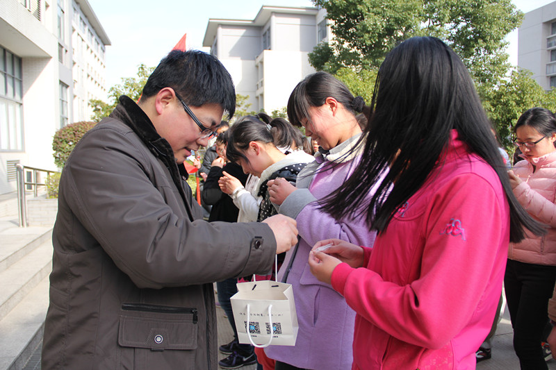 传承雷锋精神 参与志愿服务 共树体育新风——法学院成功举行2014年无锡国际马拉松志愿者助跑活动