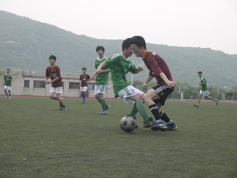 青春飞扬，球场争雄——法学院参加校男子足球赛