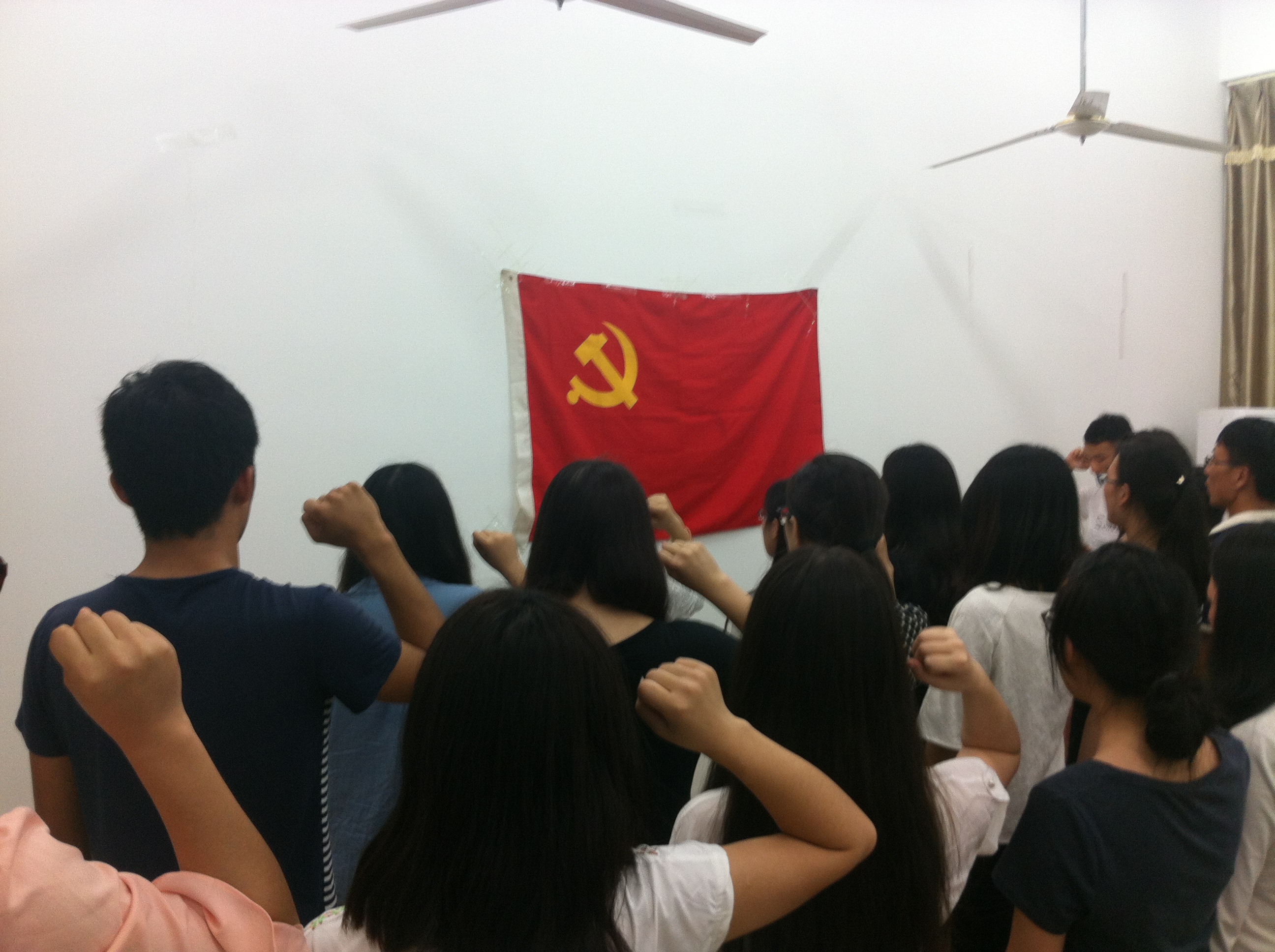 时刻铭记崇高誓言——法学院举行新党员入党宣誓仪式
