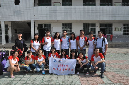 无锡大学生支教安徽农村 离别时孩子哭求别走
