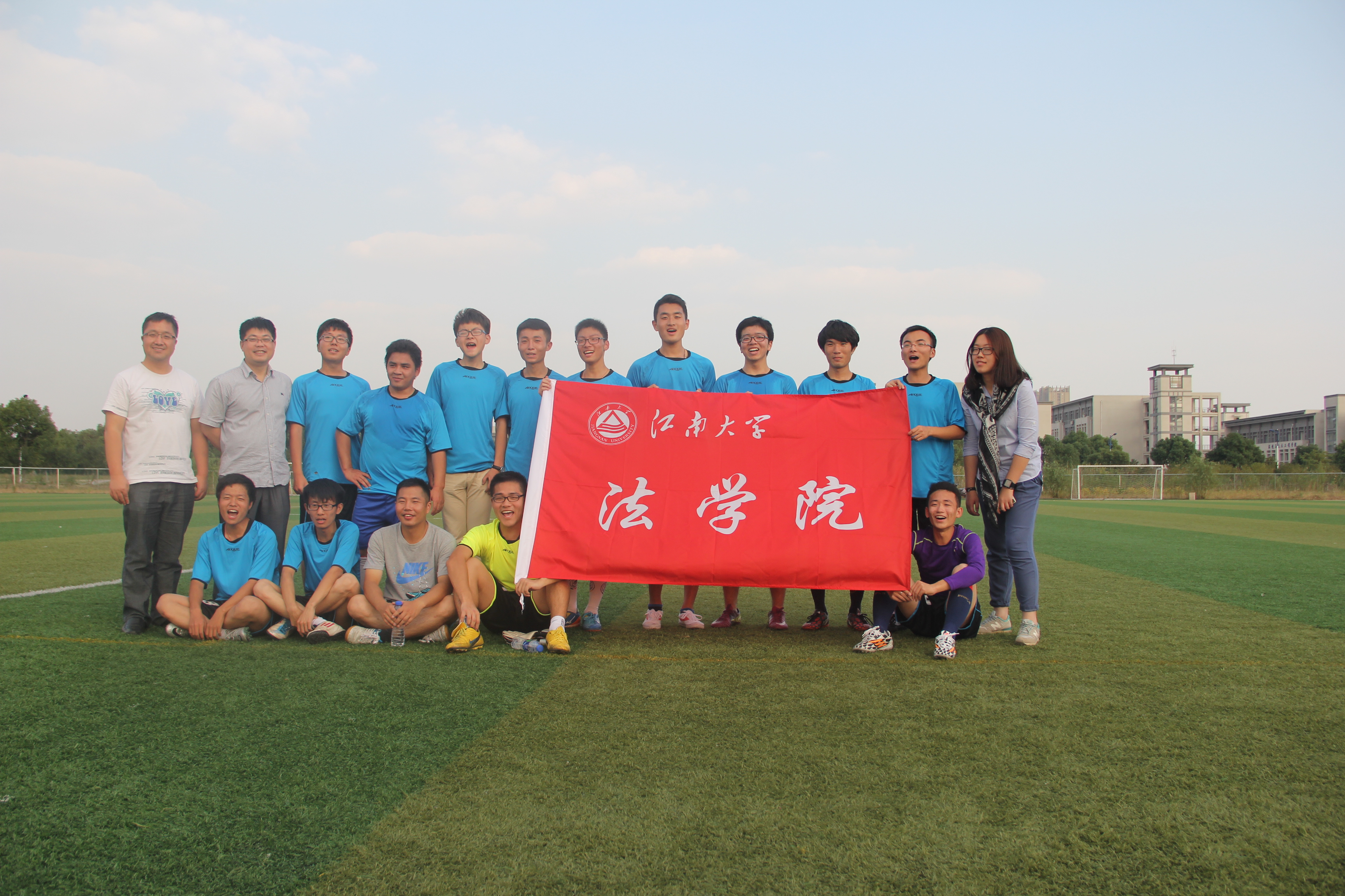 铭记拼搏，激扬青春——法学院男足和校女足友谊赛圆满落幕