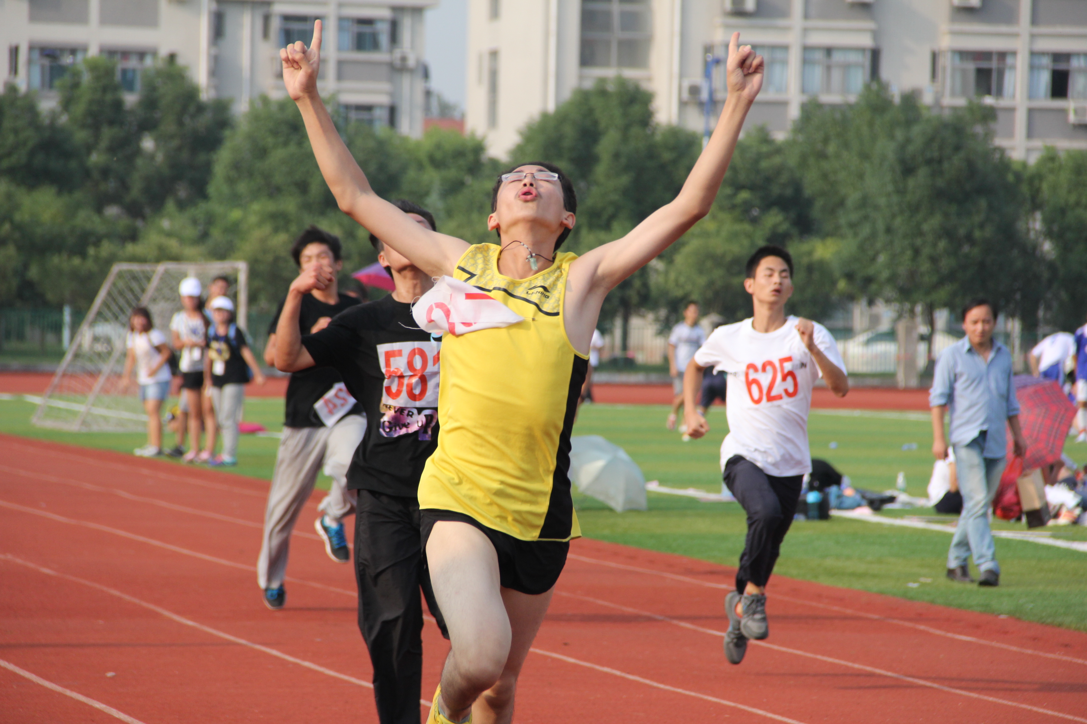 青春飞扬 梦想激昂——法学院举行2014年秋季运动会