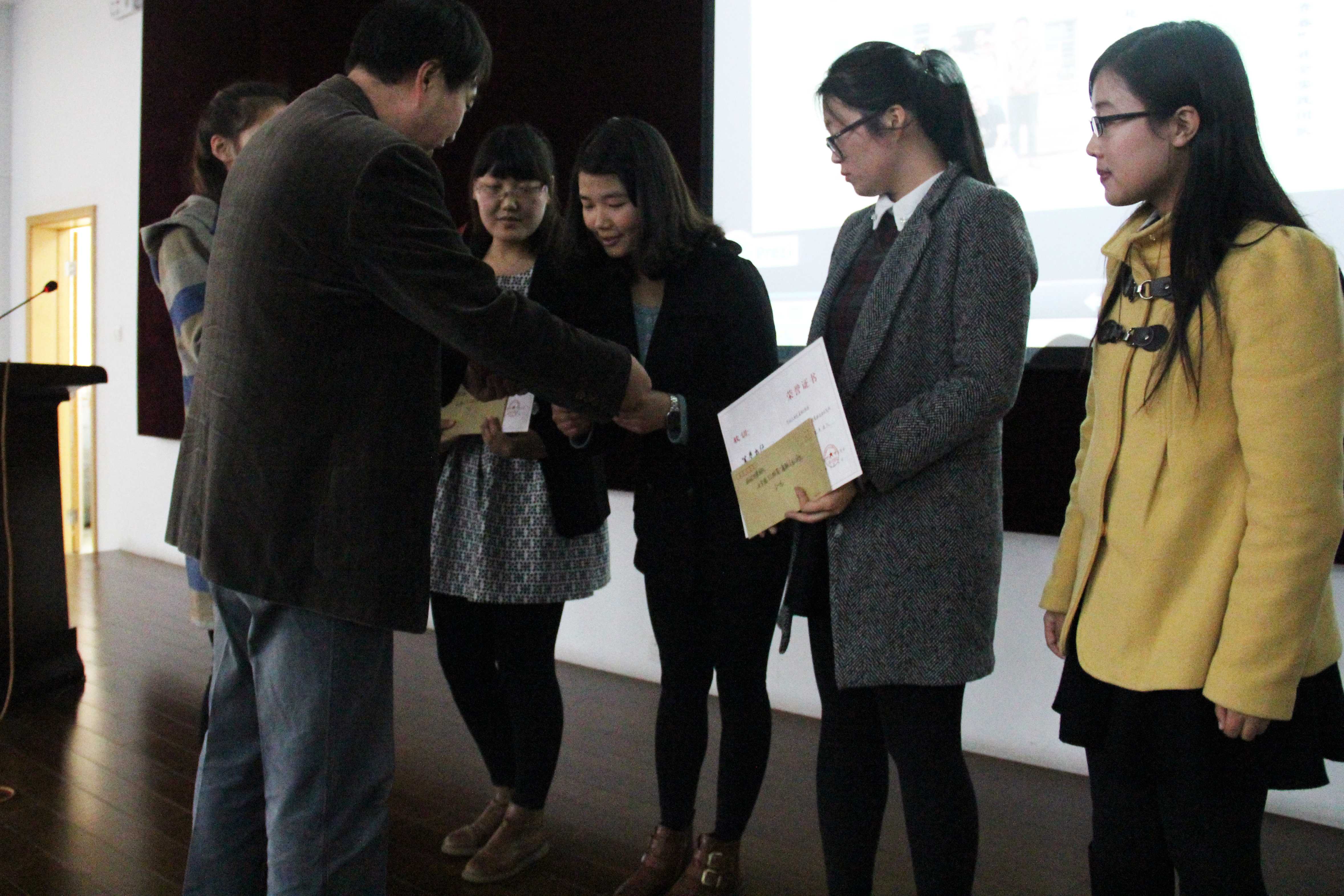 争创表彰实践先锋 尽责圆梦服务社会——法学院举行2014年暑期社会实践表彰大会