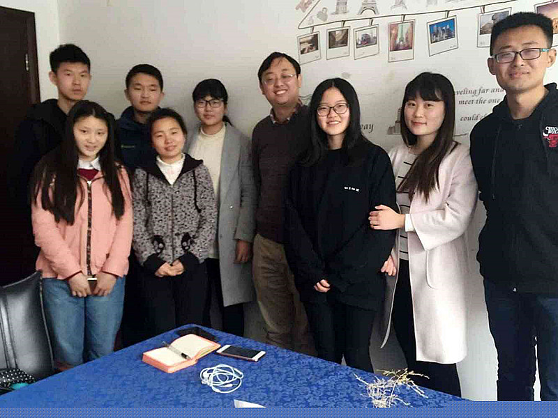围绕为何选择江南大学、如何学好宪法学、当前司法领域热点、大学与博士学习生活经历四个主题,李佳博士与同学们进行了真诚的交流。他说,选择江南大学,既源于初次接触对校园恬静淡雅气质的喜爱,更源于对学校学院学科发展的期许和信心。由此,他建议同学们无论学习哪个专业、日后无论从事何种职业,都要在其位履其职,在大学学习期间更要坚守本分,广泛学习各方面的知识,在实践中提高实务能力。