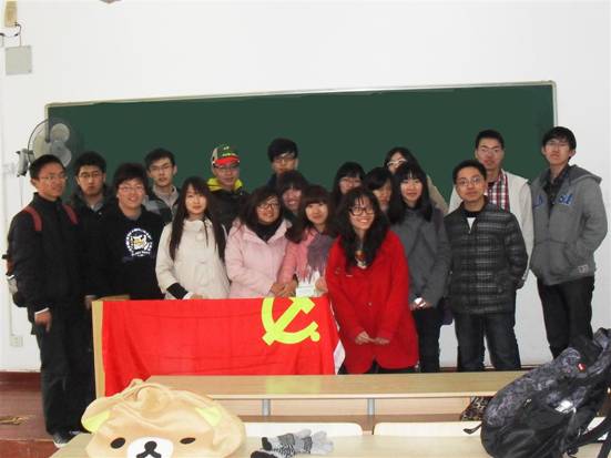 高举团旗跟党走，青春献礼十八大 ----社工1001班主题班会
