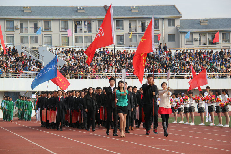 青春无畏 运动法院——记法学院参加校金秋体育节暨第13届田径运动会