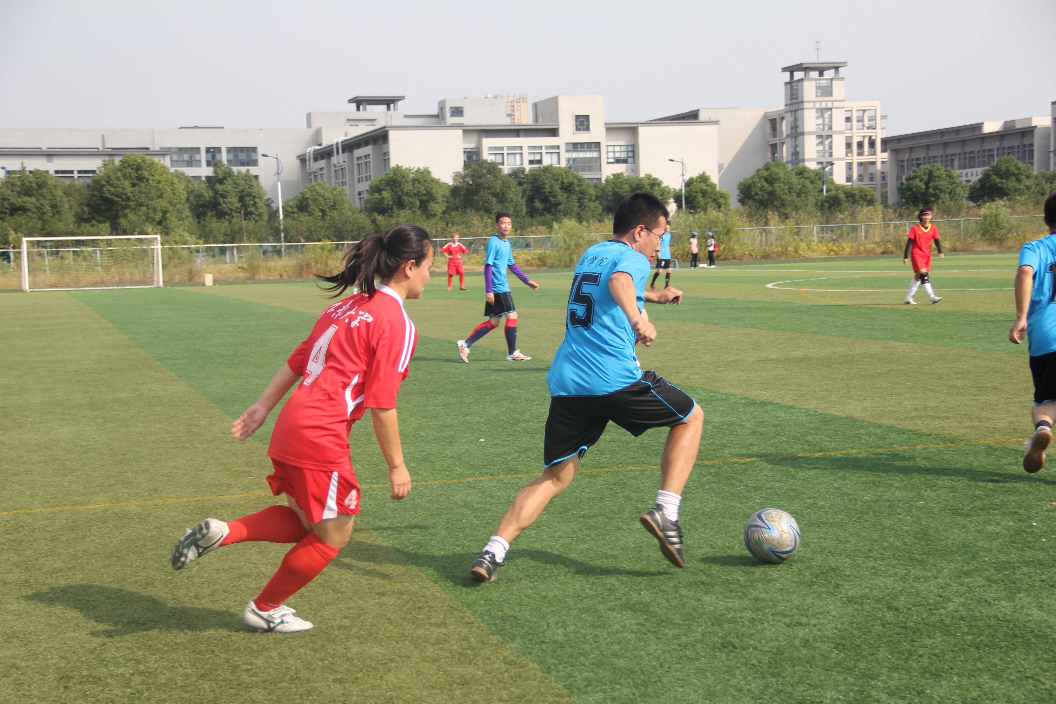 铭记拼搏，激扬青春——法学院男足和校女足友谊赛圆满落幕