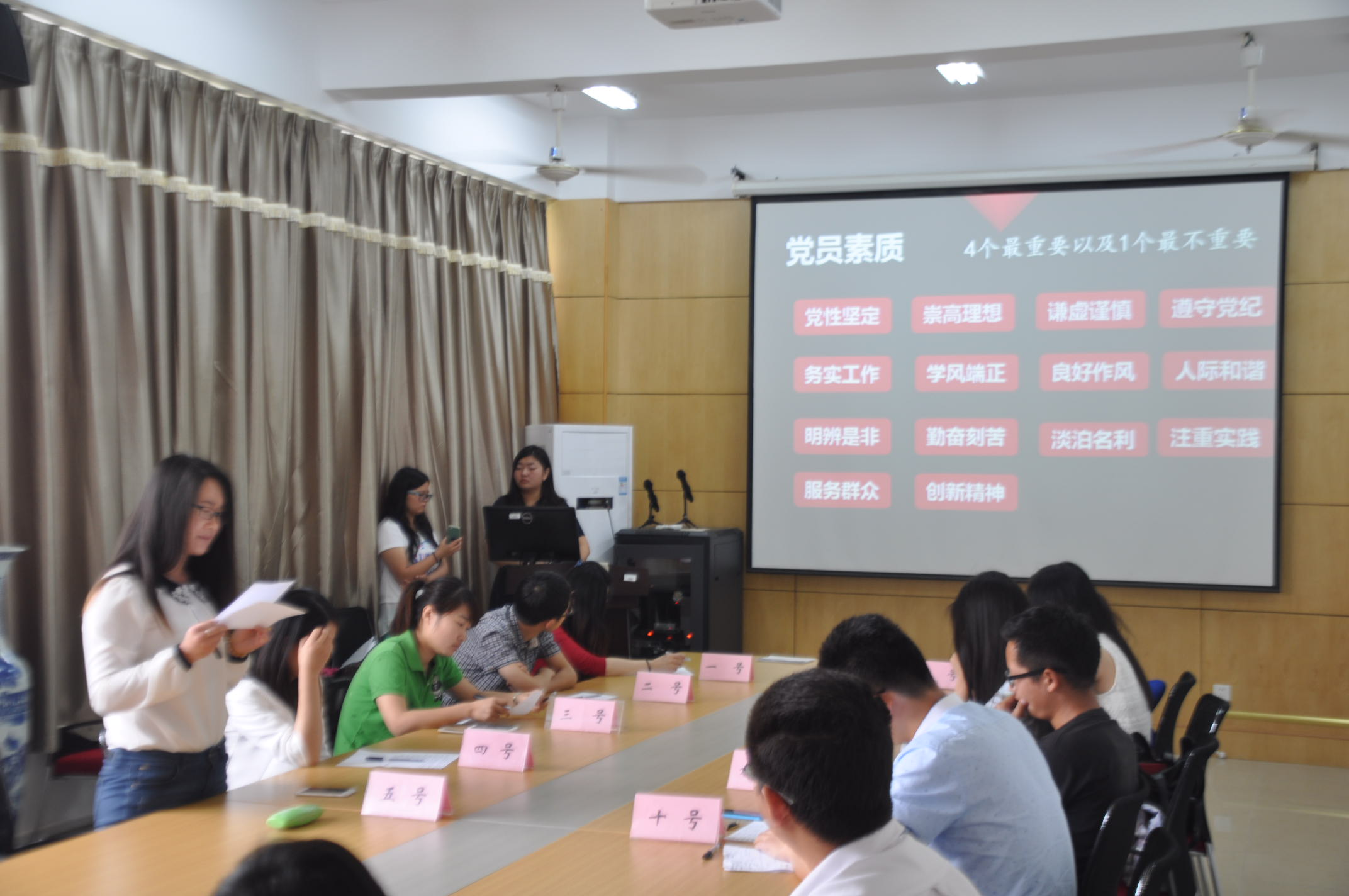 研究生院副院长谢卫忠出席法学院研究生党支部组织生活会