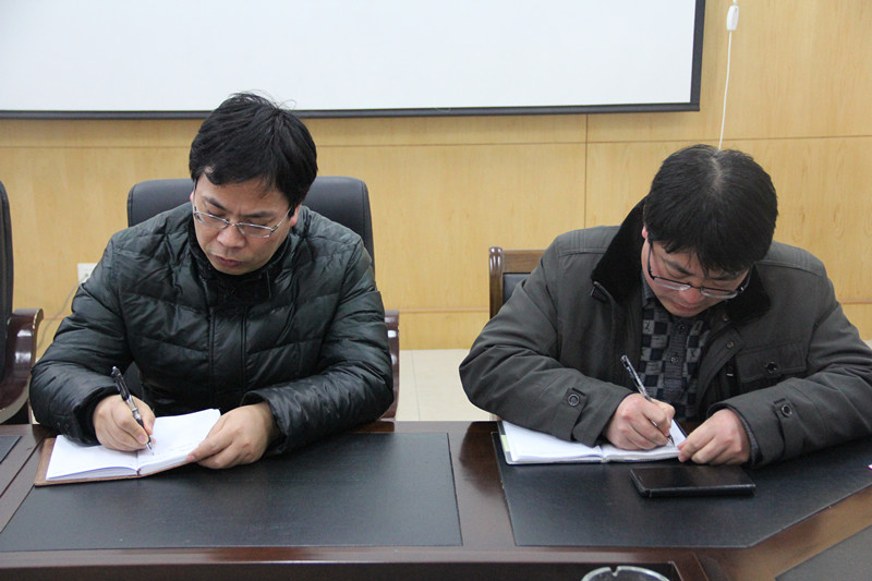 党政干部情系学生 师生共谱建设乐章——法学院成功举行2014年“我和院长面对面”系列座谈