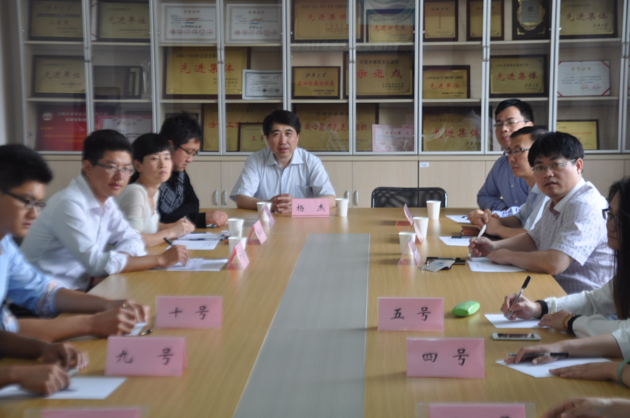 研究生院副院长谢卫忠出席法学院研究生党支部组织生活会