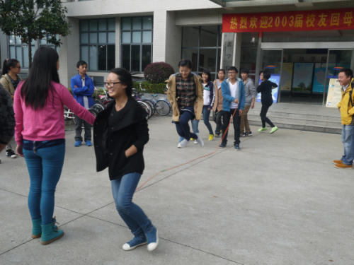 法学院跳长绳比赛
