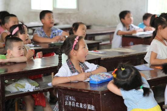 无锡大学生支教安徽农村 离别时孩子哭求别走