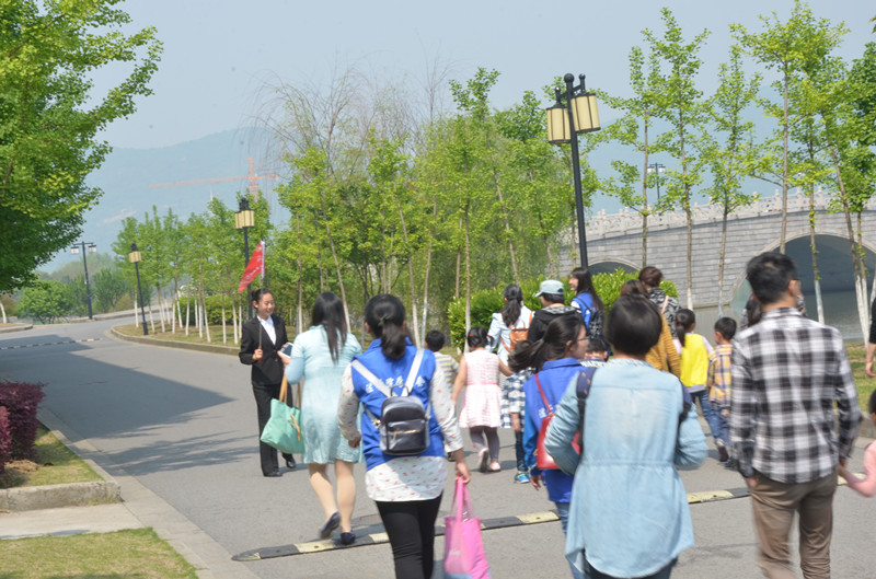 法学院青年志愿者组织开展校园亲子服务活动