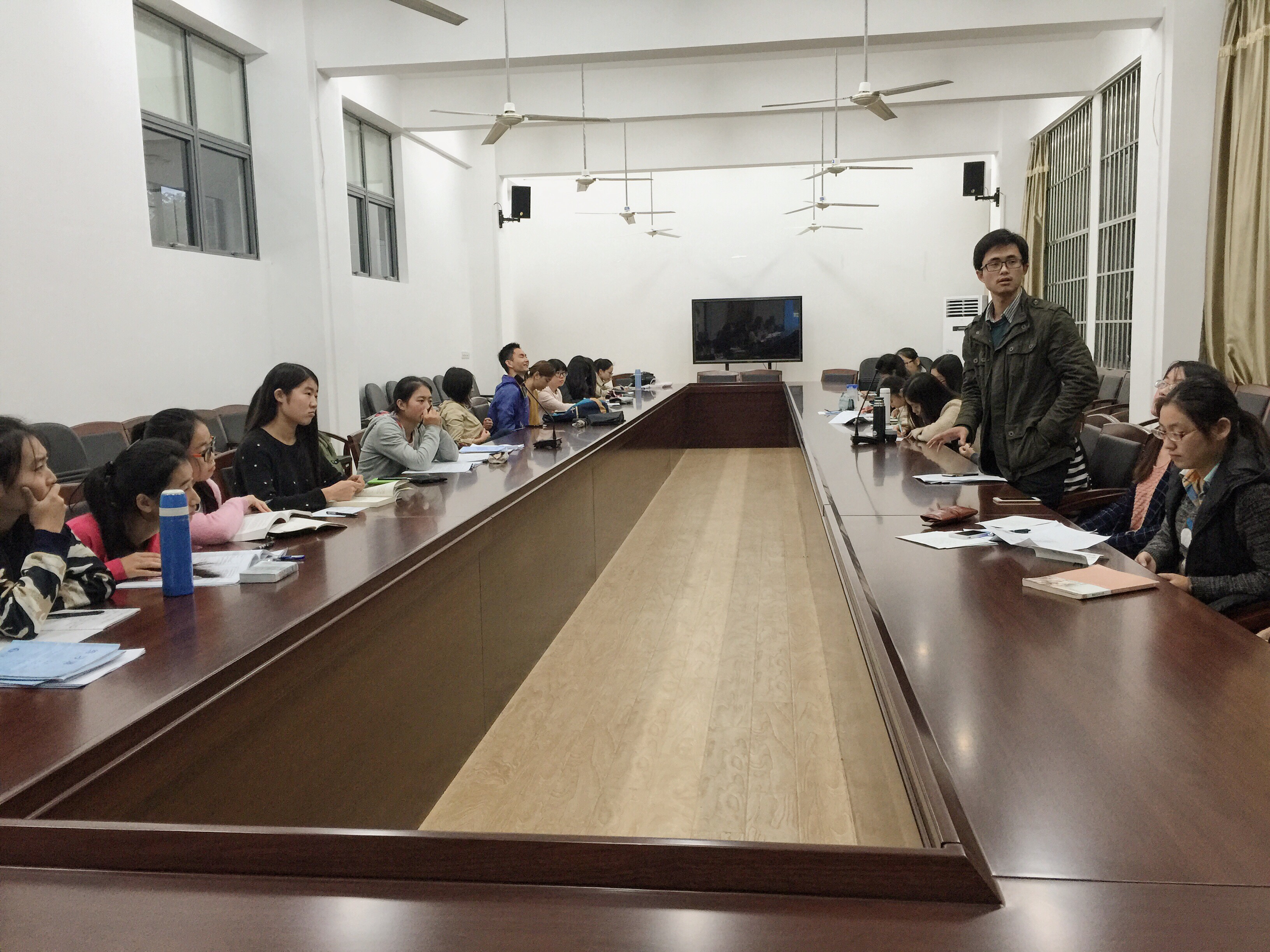 学院党委组织学生发展对象学习十八届五中全会精神