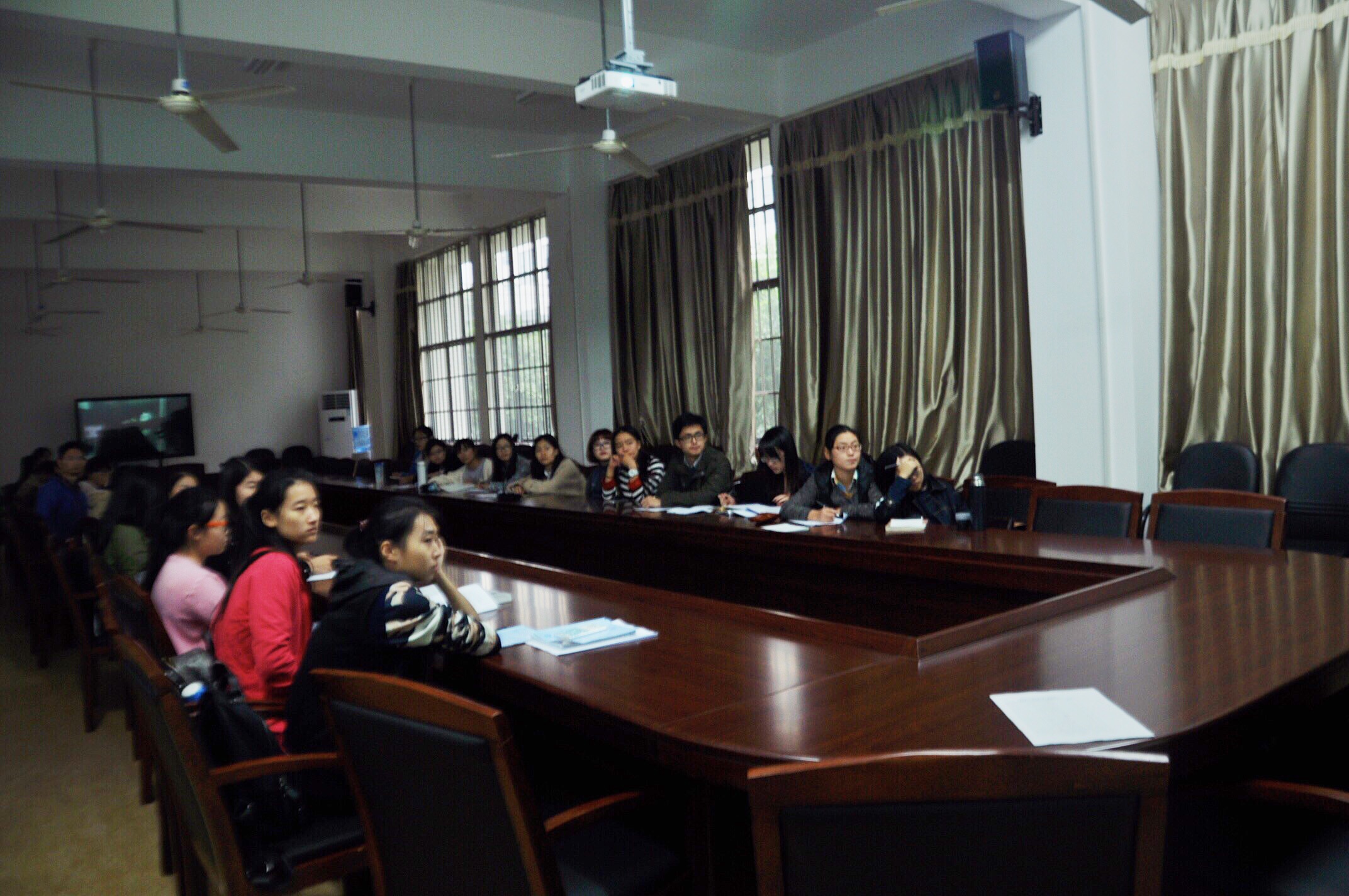 学院党委组织学生发展对象学习十八届五中全会精神