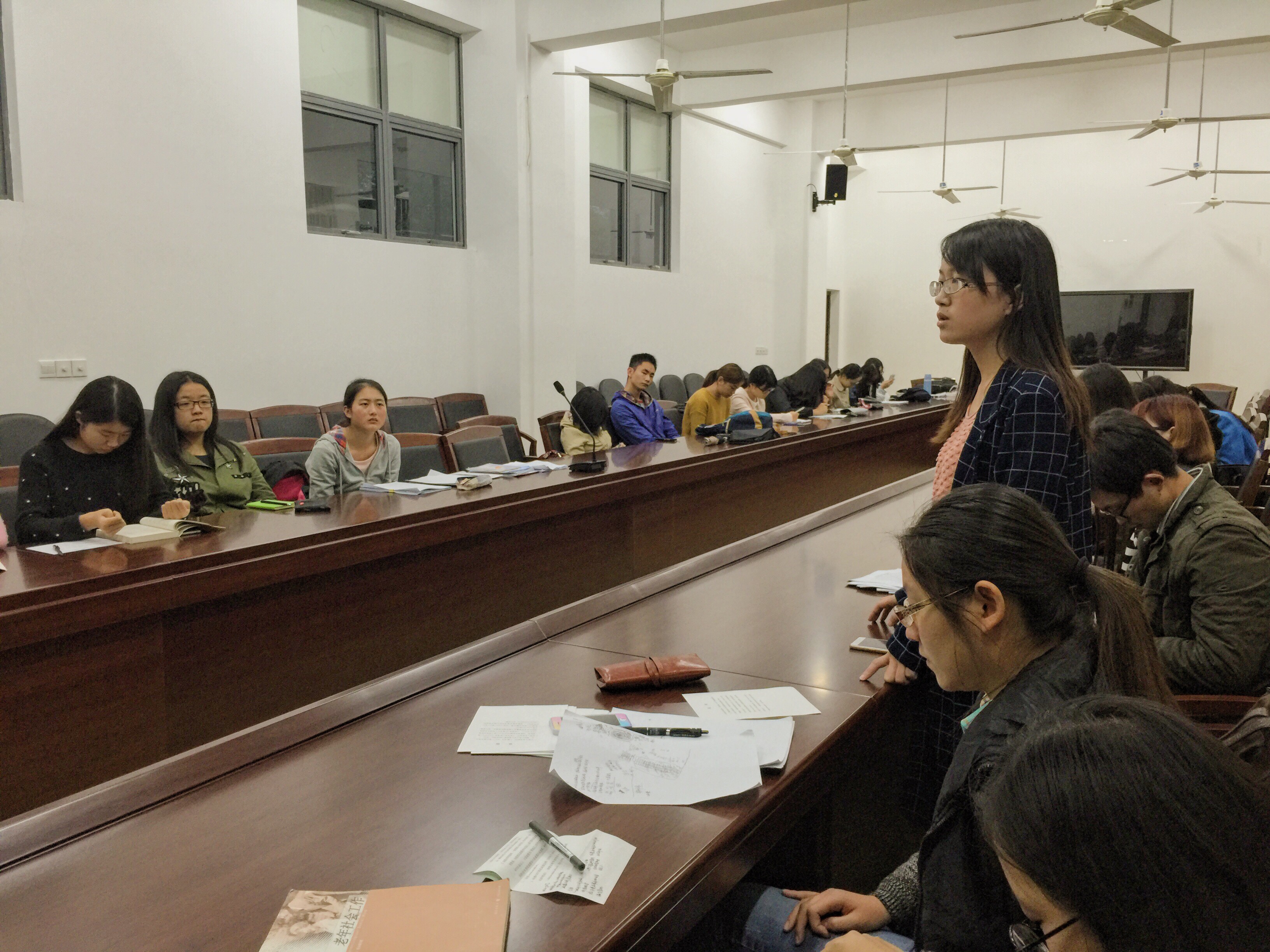学院党委组织学生发展对象学习十八届五中全会精神